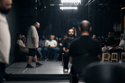 نمایش «میکروچیپ» به نویسندگی عطا عمرانی و مجید خانلری مقدم و کارگردانی عطا عمرانی، به‌زودی در تئاتر لبخند روی صحنه خواهد رفت. | عکس